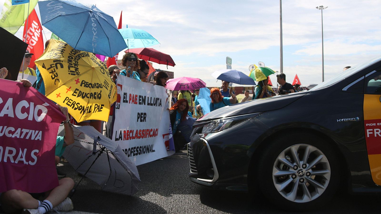 Docents entren a les oficines dels Serveis Territorials d'Educació del Barcelonès exigint la dimissió de Niubó