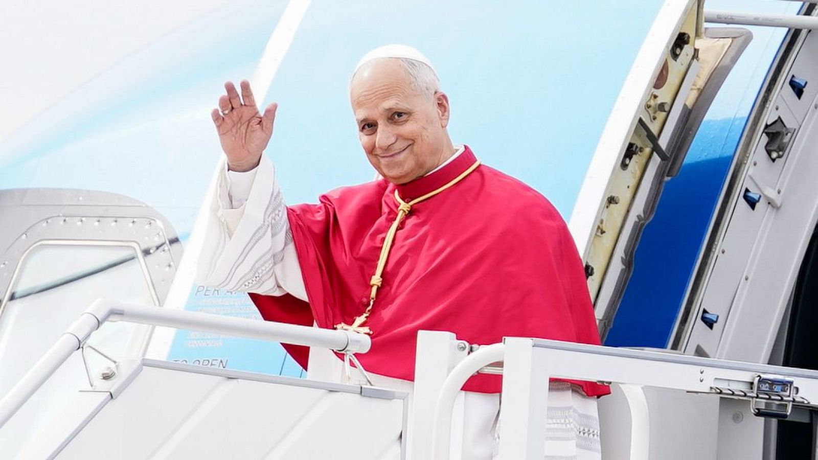 Visita del papa a Madrid: León XIV saluda desde el aeropuerto de Fiumicino (Roma)