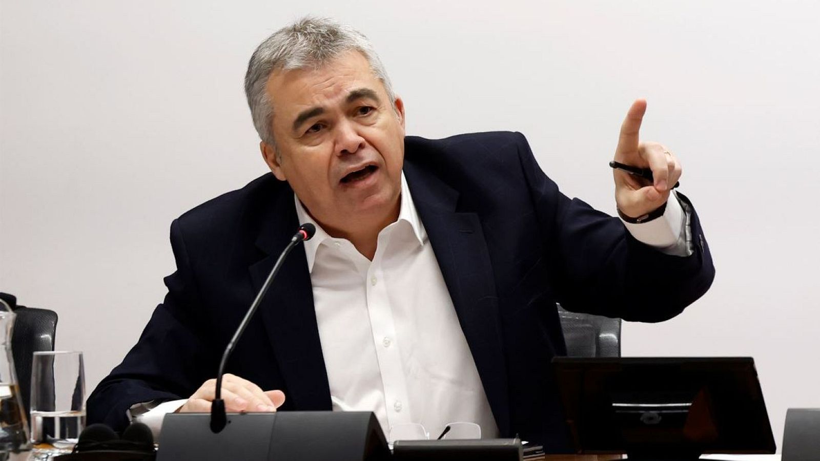 El exsecretario de Organización del PSOE, Santos Cerdán, en una comisión de investigación en el Parlamento Foral
