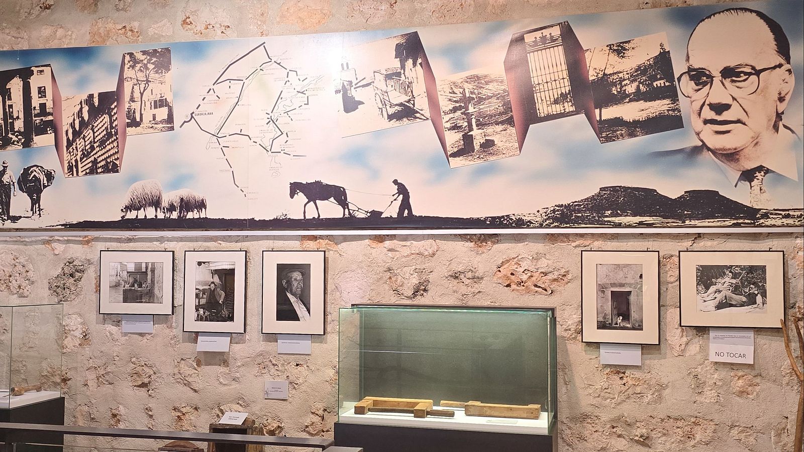 Vista de las fotos de Cela y los objetos que forman parte del Museo Viaje a la Alcarria,