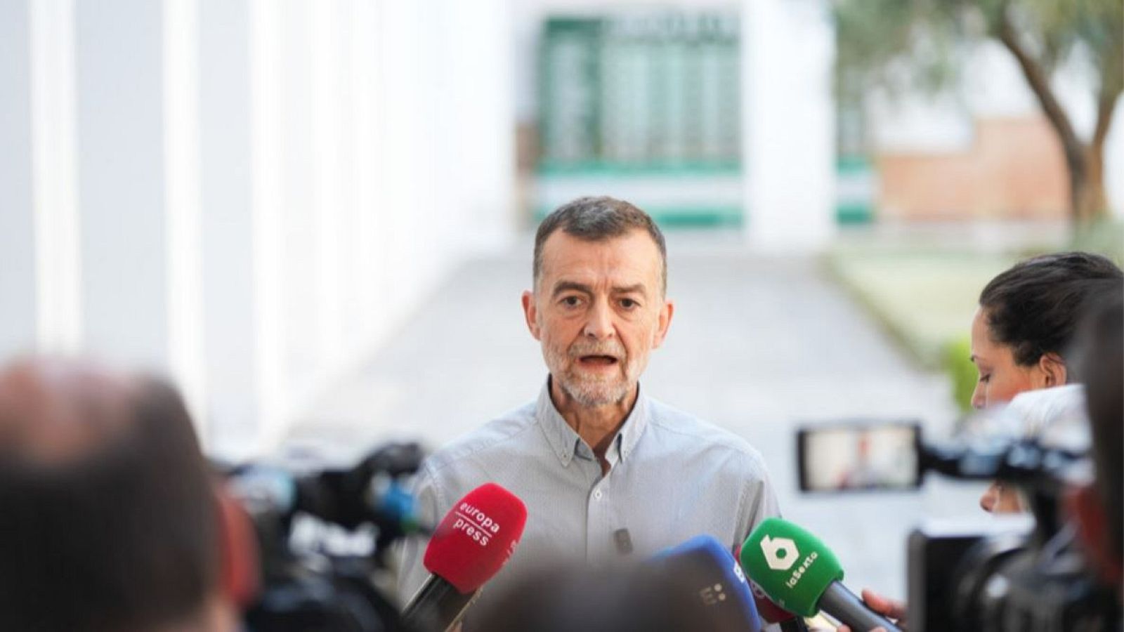 El coordinador federal de IU, Antonio Maíllo, atiende a los medios en el Parlamento andaluz.