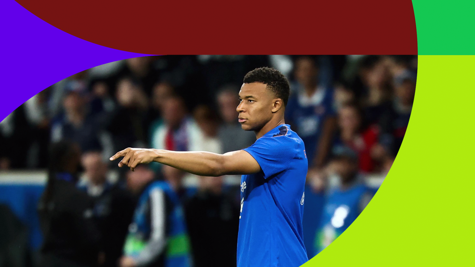 Kylian Mbappé, con camiseta azul de Francia, señala con el dedo mientras mira hacia un lado en un estadio. Contexto: franciasenegal, Pista Mundial.