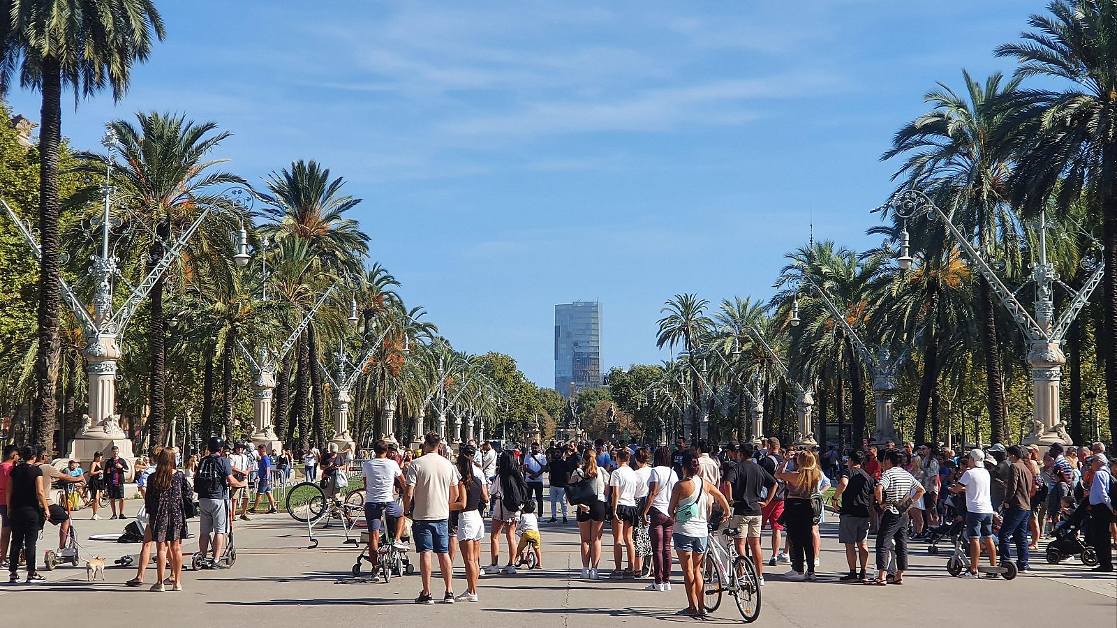 Peatones, corredores y ciclistas en Barcelona en una imagen de archivo.