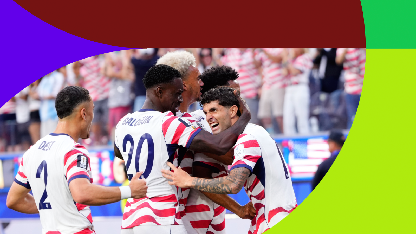 Jugadores de la selección de EE.UU., incluyendo a Pulisic, Dest (nº 2) y Balogun (nº 20), celebran un gol en un estadio. La imagen captura la euforia del momento con un abrazo grupal.