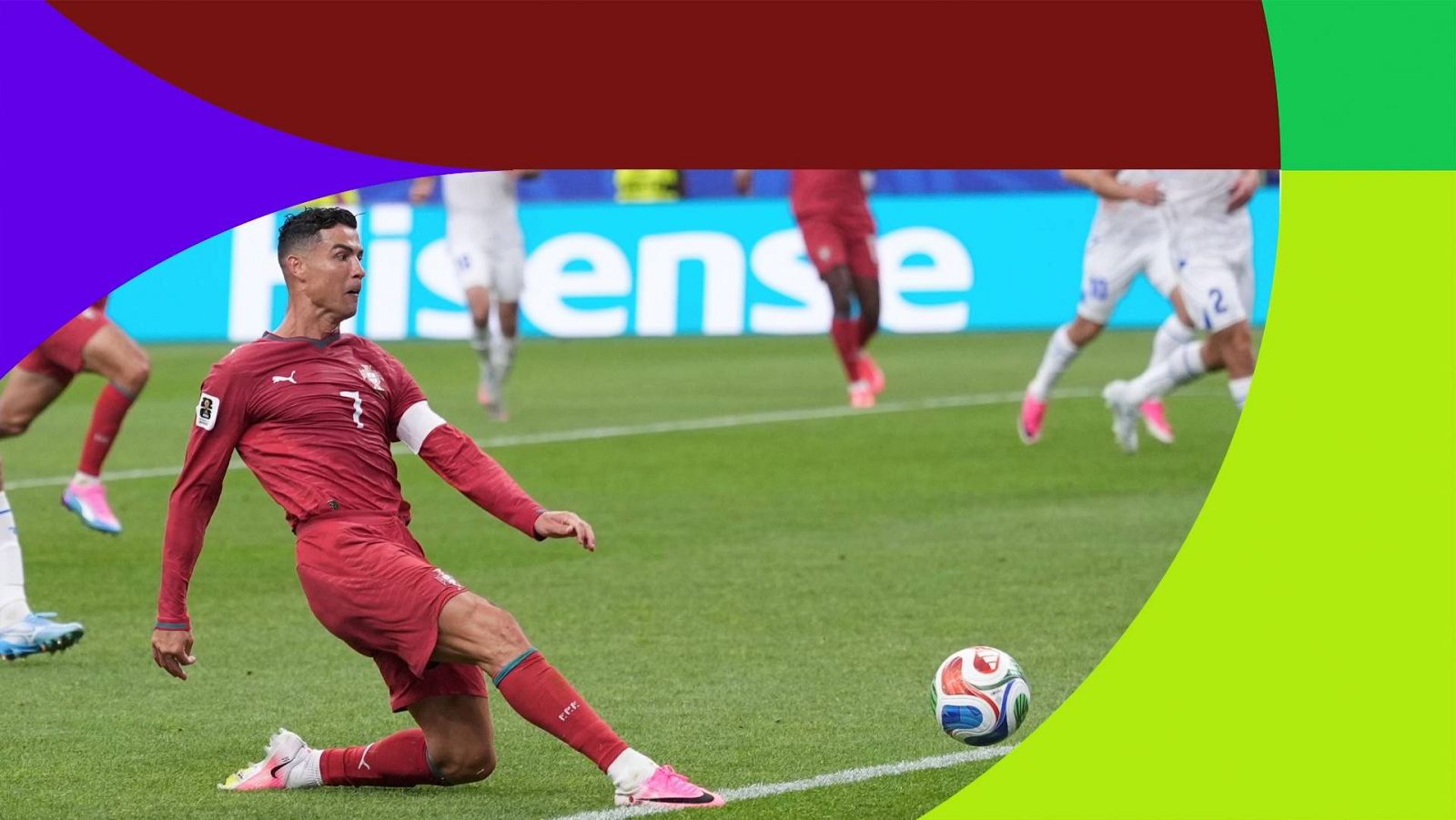 Cristiano Ronaldo intenta rematar un balón