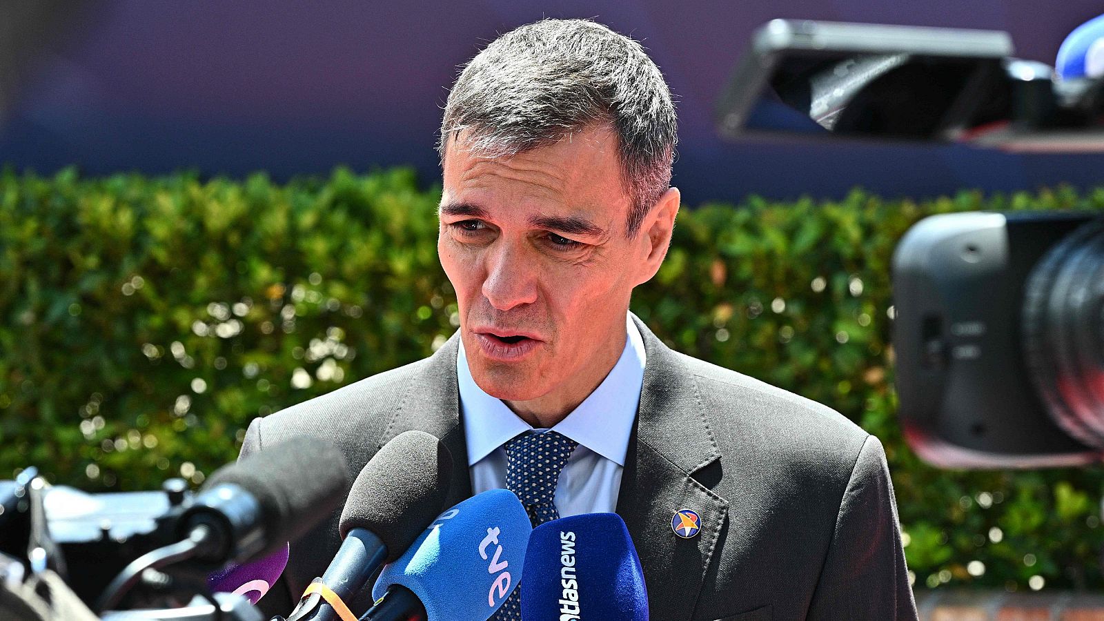 El presidente del Gobierno, Pedro Sánchez, niega ser el 'one' del caso Leire, en declaraciones a los medios en Montenegro.