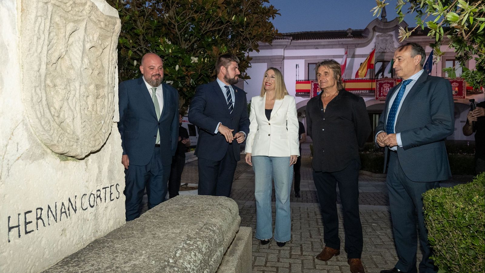María Guardiola, junto a Nacho Cano, acompañados por el presidente de la Asamblea y el consejero de Cultura, junto al monumento dedicado a Hernán Cortés en Medellín (Badajoz).