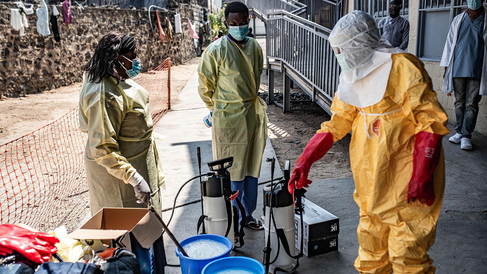 Trabajadores sanitarios realizan tareas de limpieza en un centro de tratamiento del ébola en Goma, República Democrática del Congo