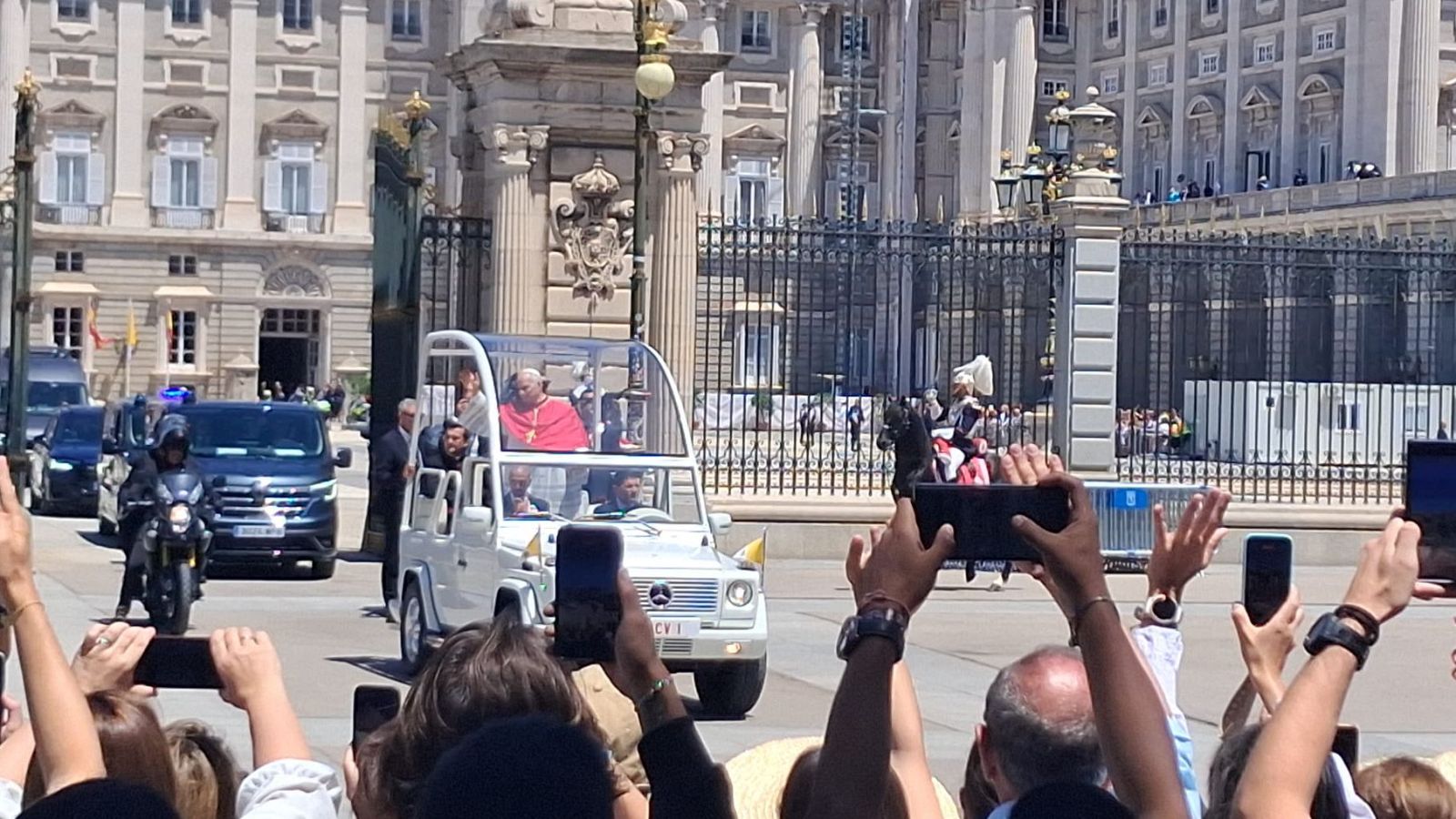 León XIV abandona en papamóvil el Palacio Real de Madrid