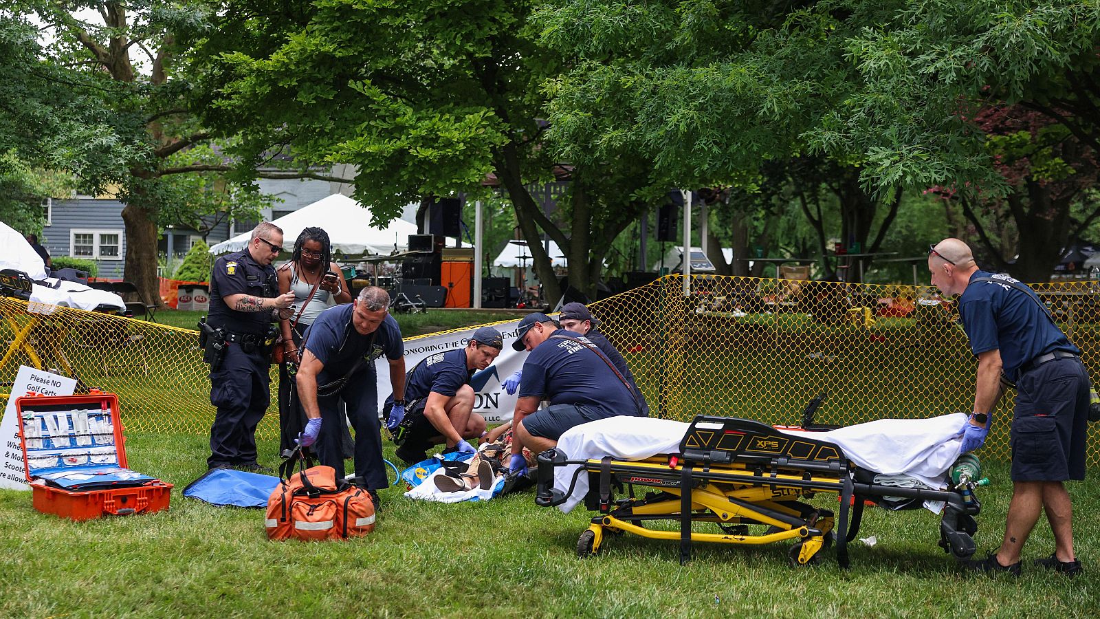 Los equipos de emergencia ayudan a una mujer víctima del tiroteo masivo que dejó 12 personas heridas durante el Old West End Festival.