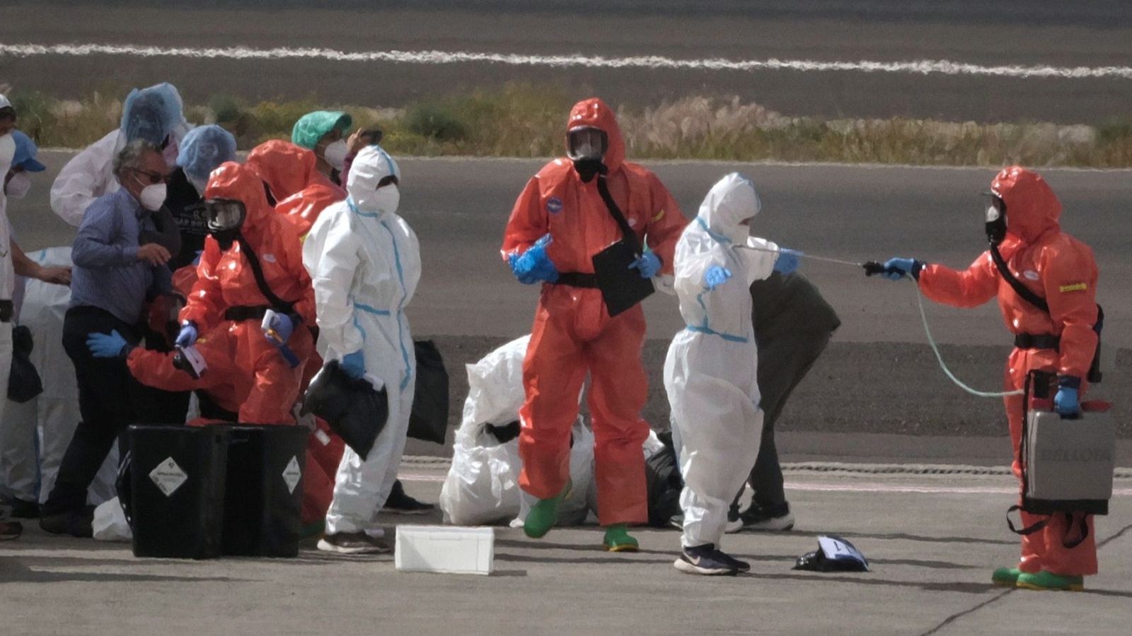 Les autoritats sanitàries desinfecten els passatgers del MV Hondius en el moment de desembarcar a les Canàries el dia 10 de maig