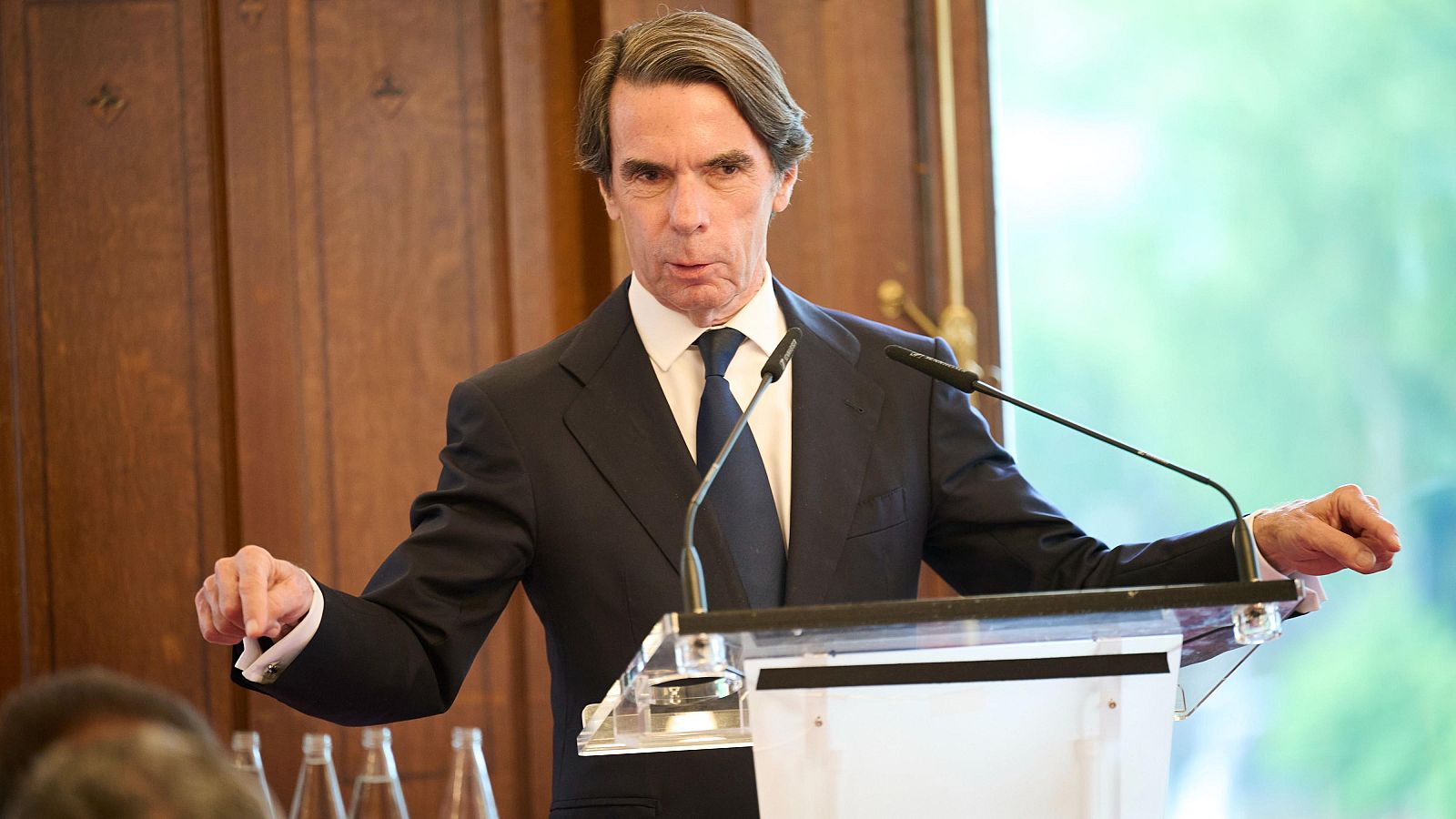Aznar descarta la moción de censura
