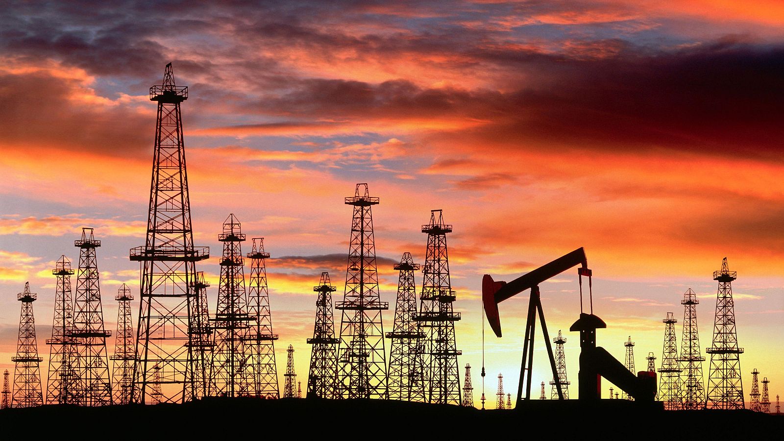 La OPEP+ aprueba un nuevo incremento de su cuota de producción de 188.000 barriles diarios