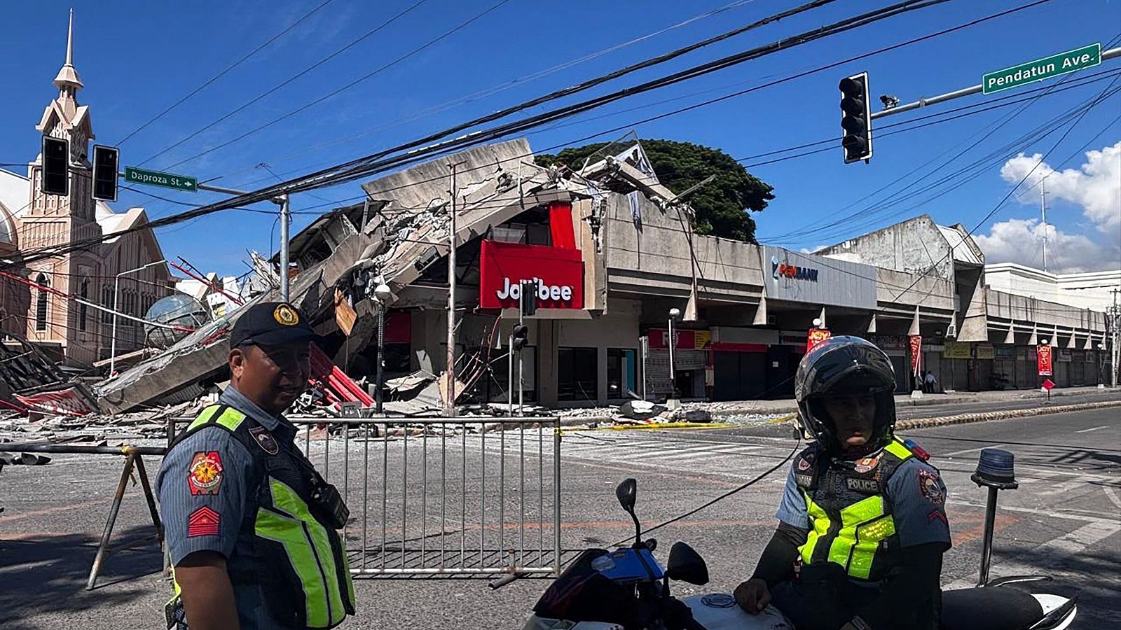 Al menos un muerto en un terremoto de magnitud 7,8 que sacude Filipinas y activa las alertas de tsunami