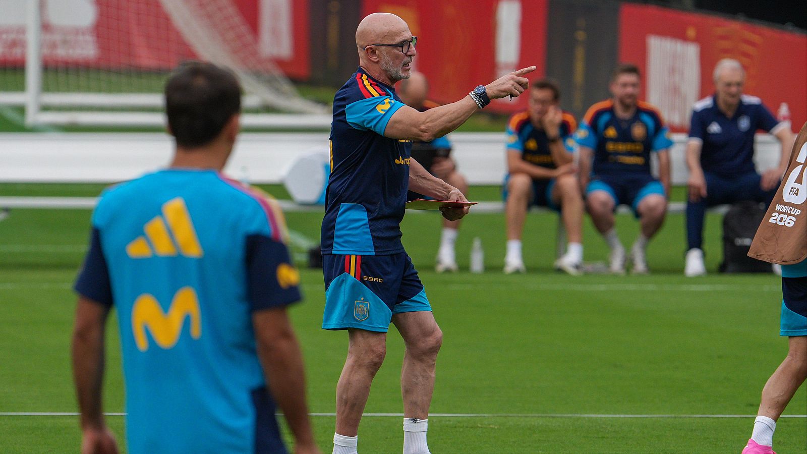 El seleccionador nacional de España, Luis de la Fuente, durante el entrenamiento del equipo.