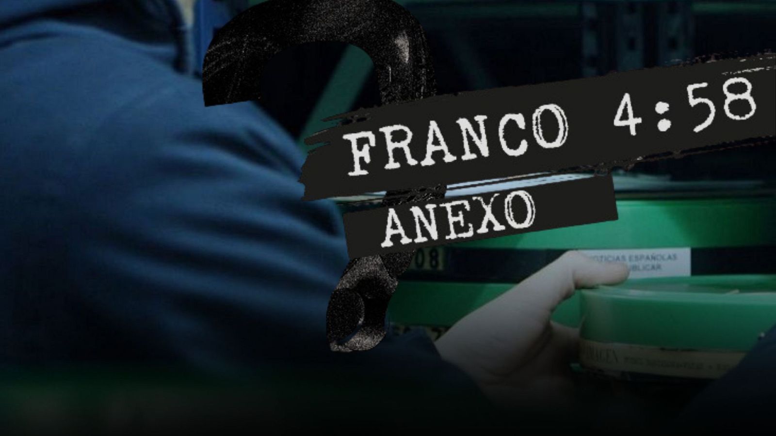 Mano en manga azul oscuro manipula contenedor cilíndrico verde. "FRANCO 4:58" y "ANEXO" superpuestos. "NOTICIAS ESPAÑOLAS" visible en etiqueta.