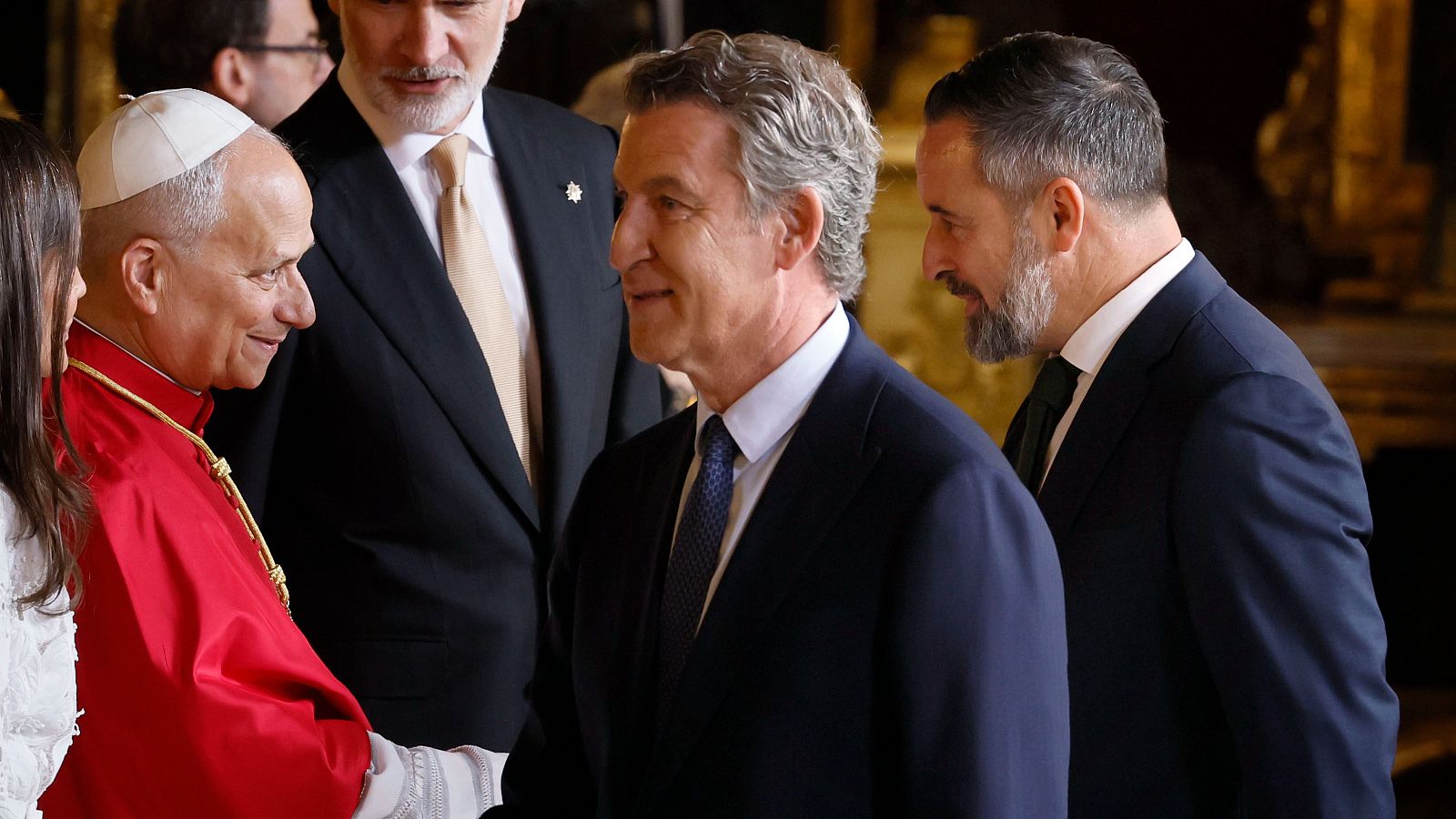 Los líderes del PP y VOX, Alberto Núñez Feijóo, y Santiago Abascal, saludan al papa León XIV durante el tradicional besamanos que ha tenido lugar en el Salón del Trono del Palacio Real.
