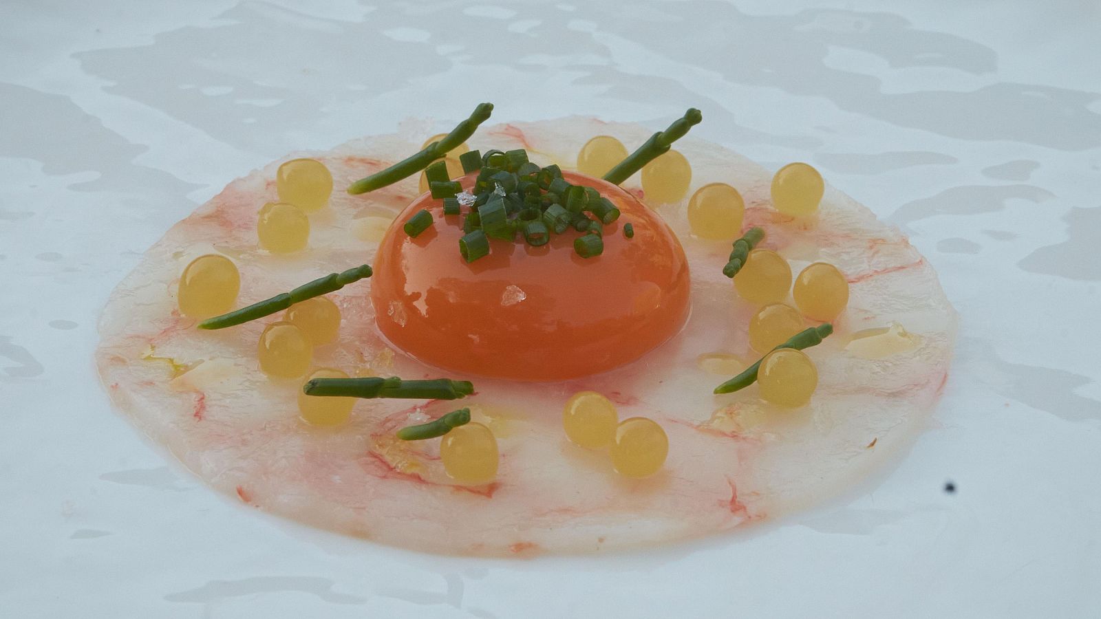 Receta de carpaccio de gamba roja y falso caviar de yuzu de MasterChef 14
