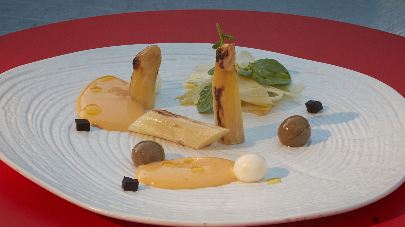 Receta de espárragos blancos a baja temperatura con esféricos de ajo negro de MasterChef 14