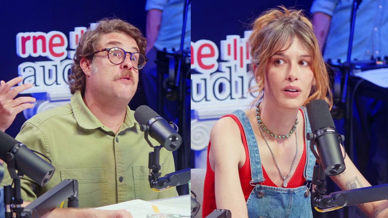 José Rafael Guzmán y Gakian en un estudio de RNE, ambos frente a micrófonos. Guzmán con gafas y camisa verde, Gakian con peto vaquero y collares.