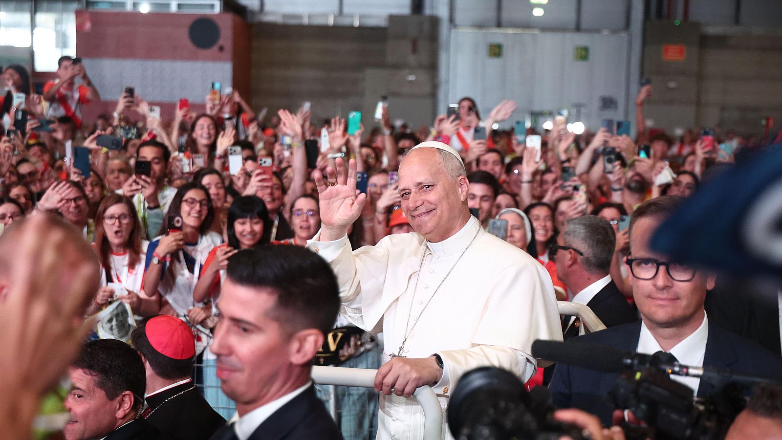 Nervios y emoción en el encuentro del papa con los voluntarios en IFEMA, "el broche de oro" a tres días de intenso trabajo
