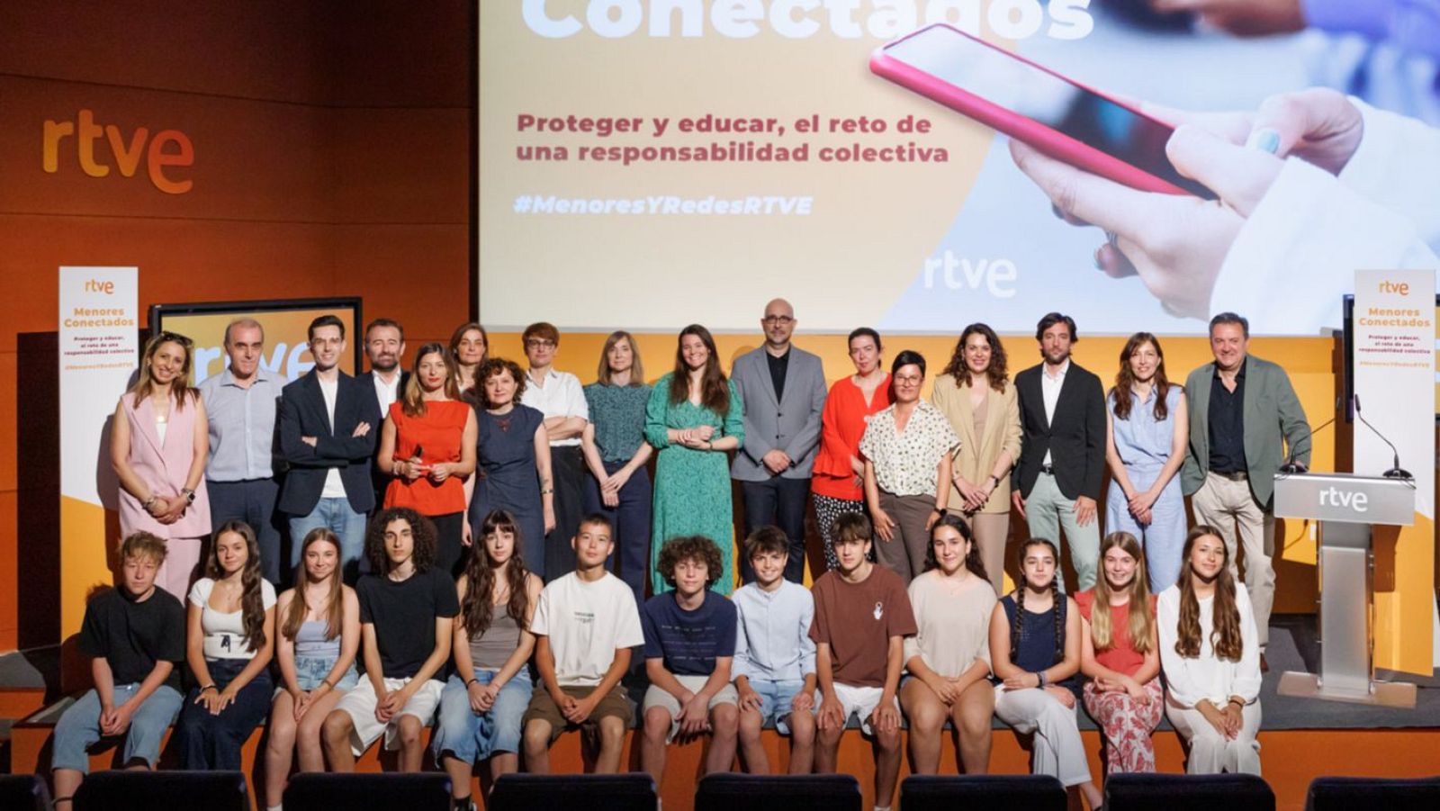 Foto de familia de la jornada 'Menores conectados. Proteger y educar, el reto de una responsabilidad colectiva’