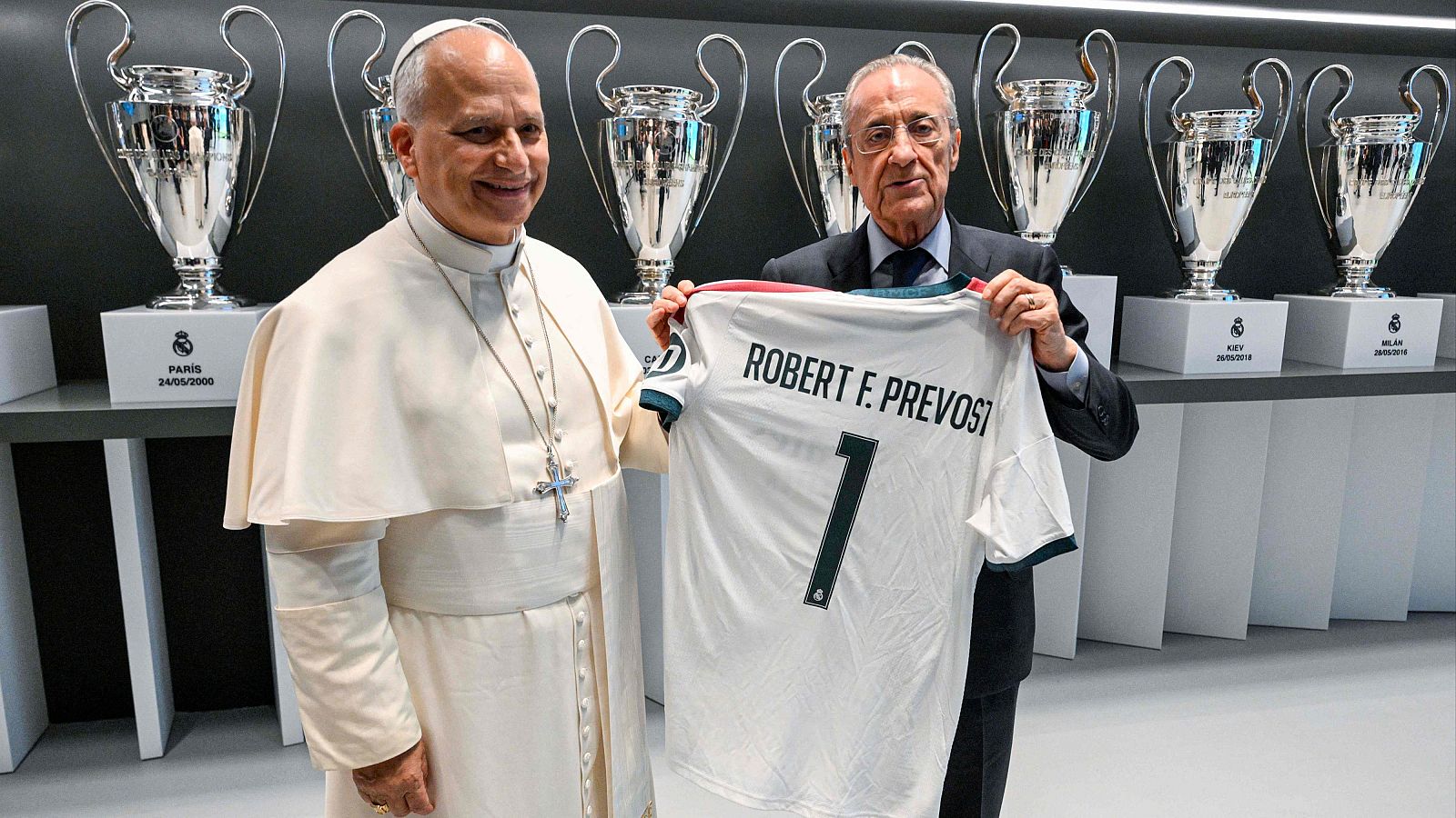 Florentino Pérez entrega una camiseta del Real Madrid al papa León XIV con su nombre