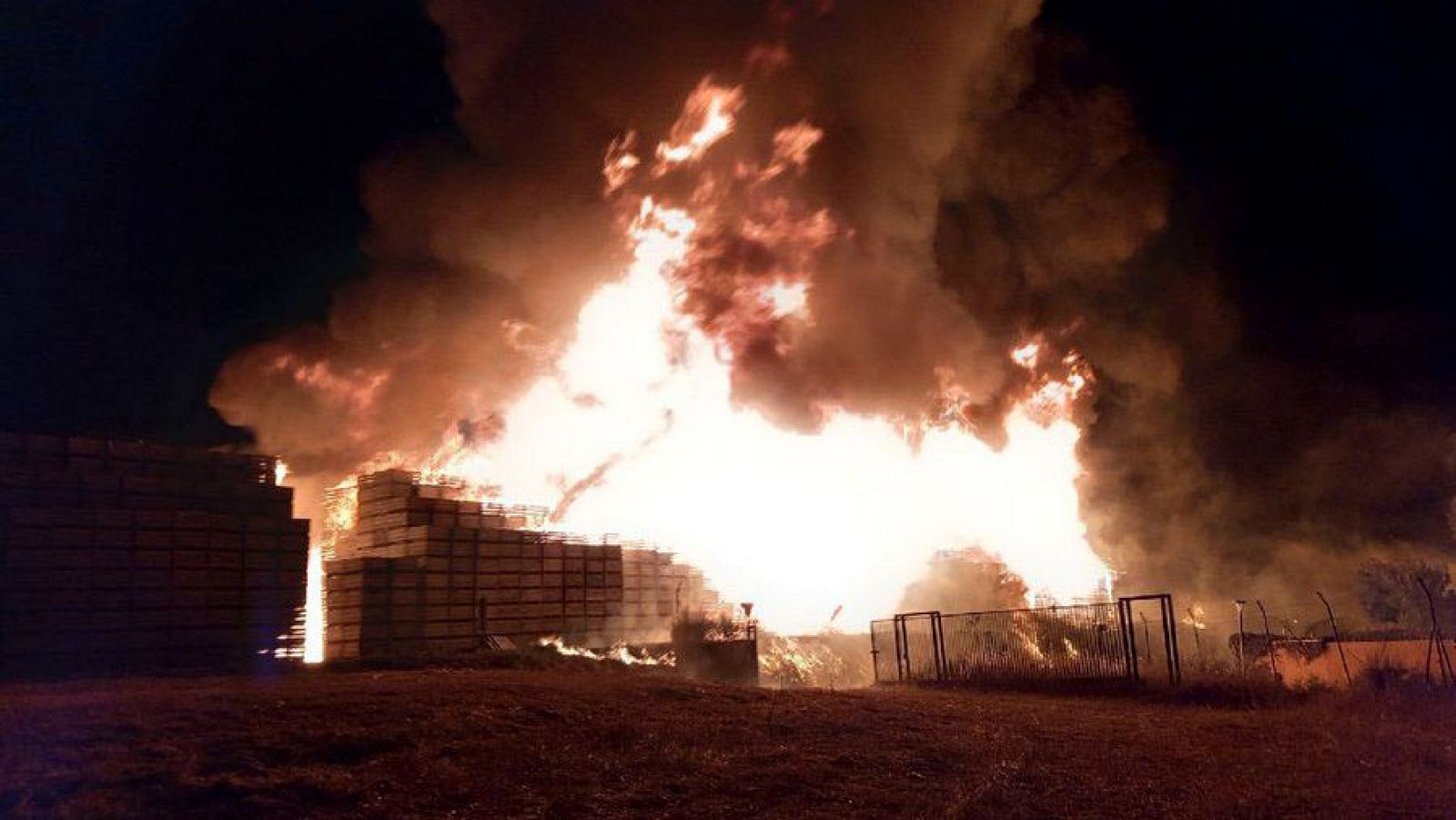Un incendio en una cooperativa frutícola obliga a desalojar varias viviendas en Lleida