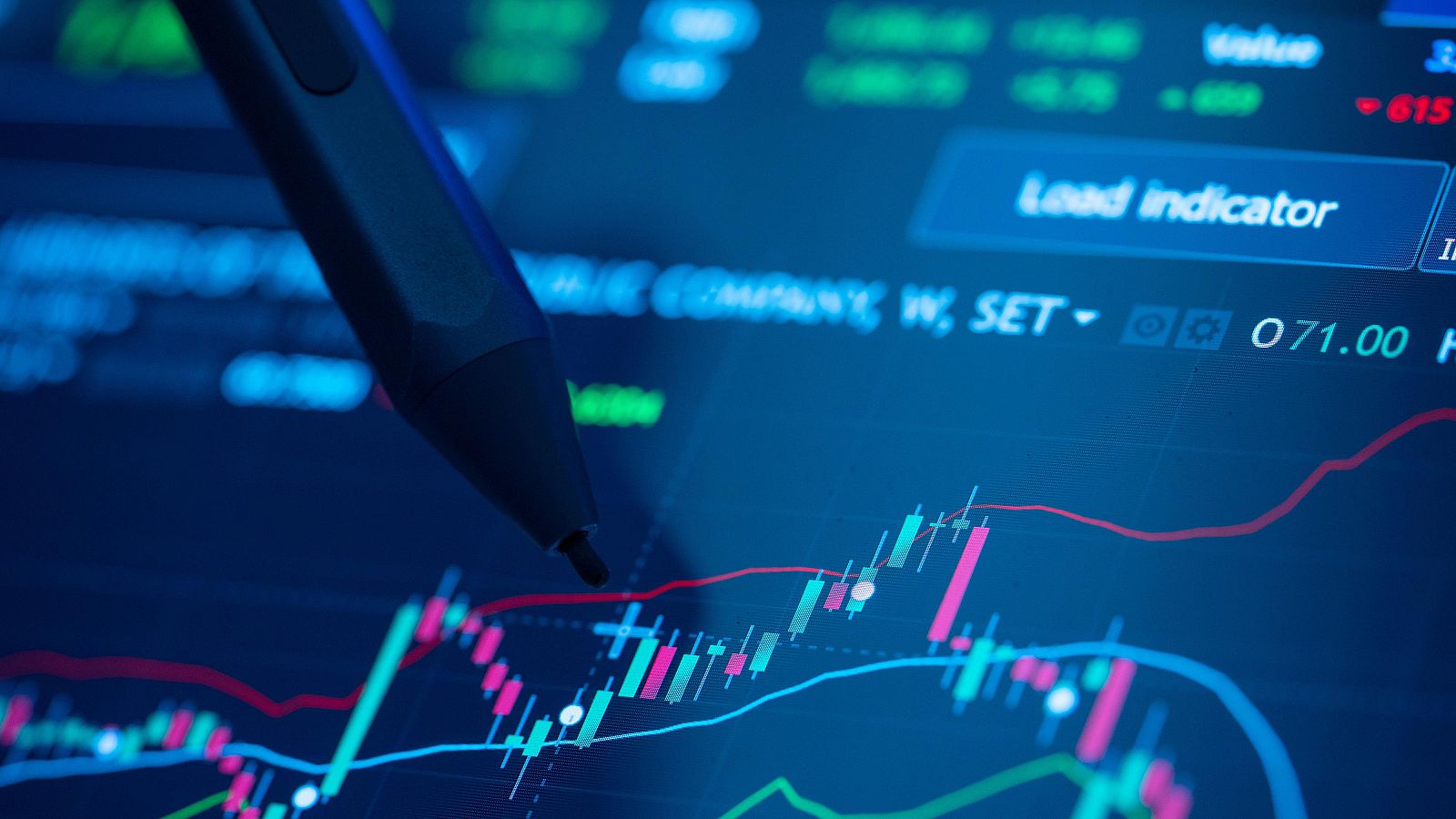 Primer plano de pantalla digital azul con gráficos financieros, velas japonesas, líneas de tendencia, lápiz óptico gris, "Value -615" y "Lead indicator".