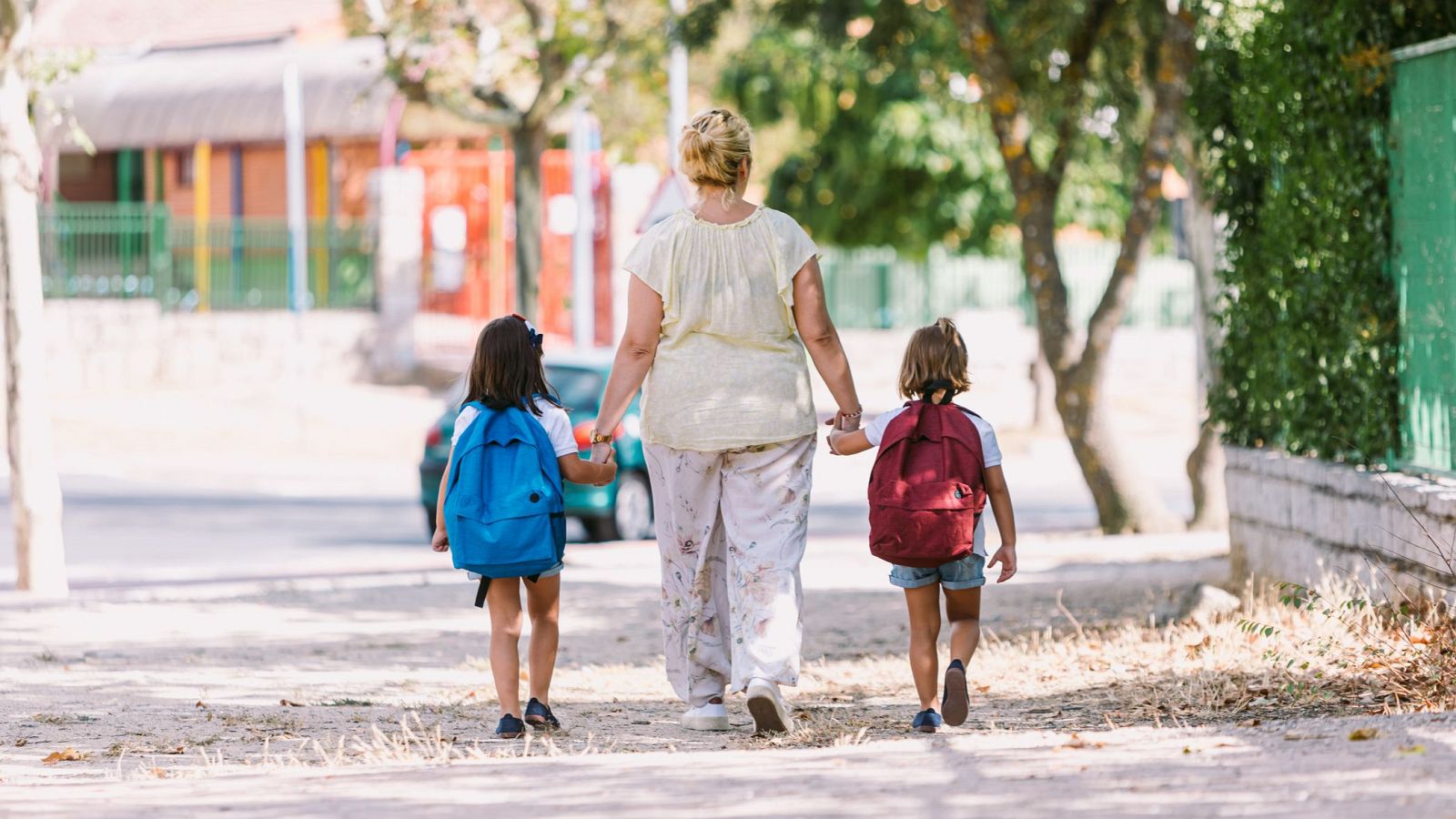 Una madre con sus hijas.