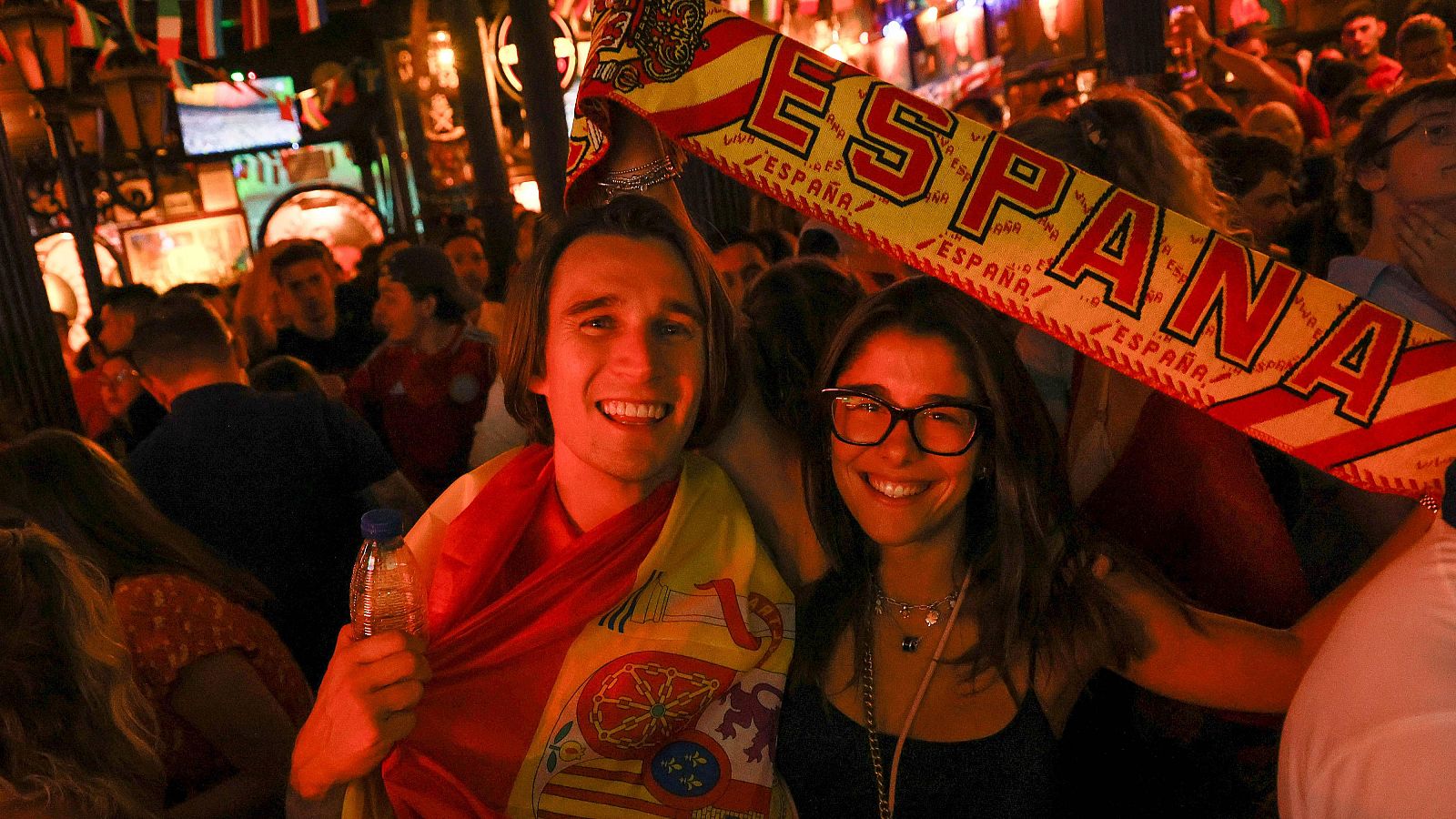 Una pareja disfruta en un bar de la final de la Eurocopa 2024