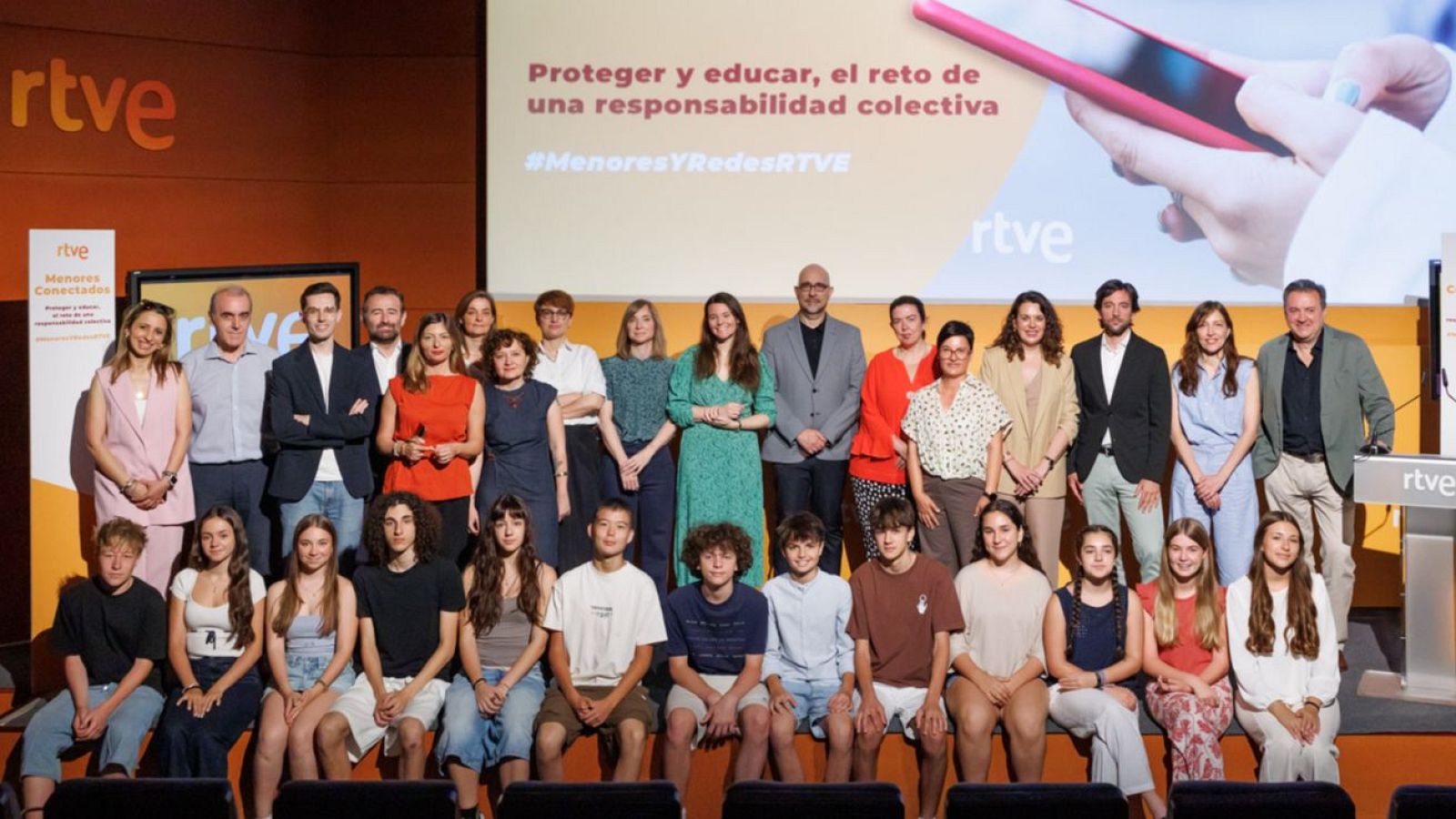 Participantes del encuentro "Menores conectados: Proteger y educar, el reto de una responsabilidad colectiva"