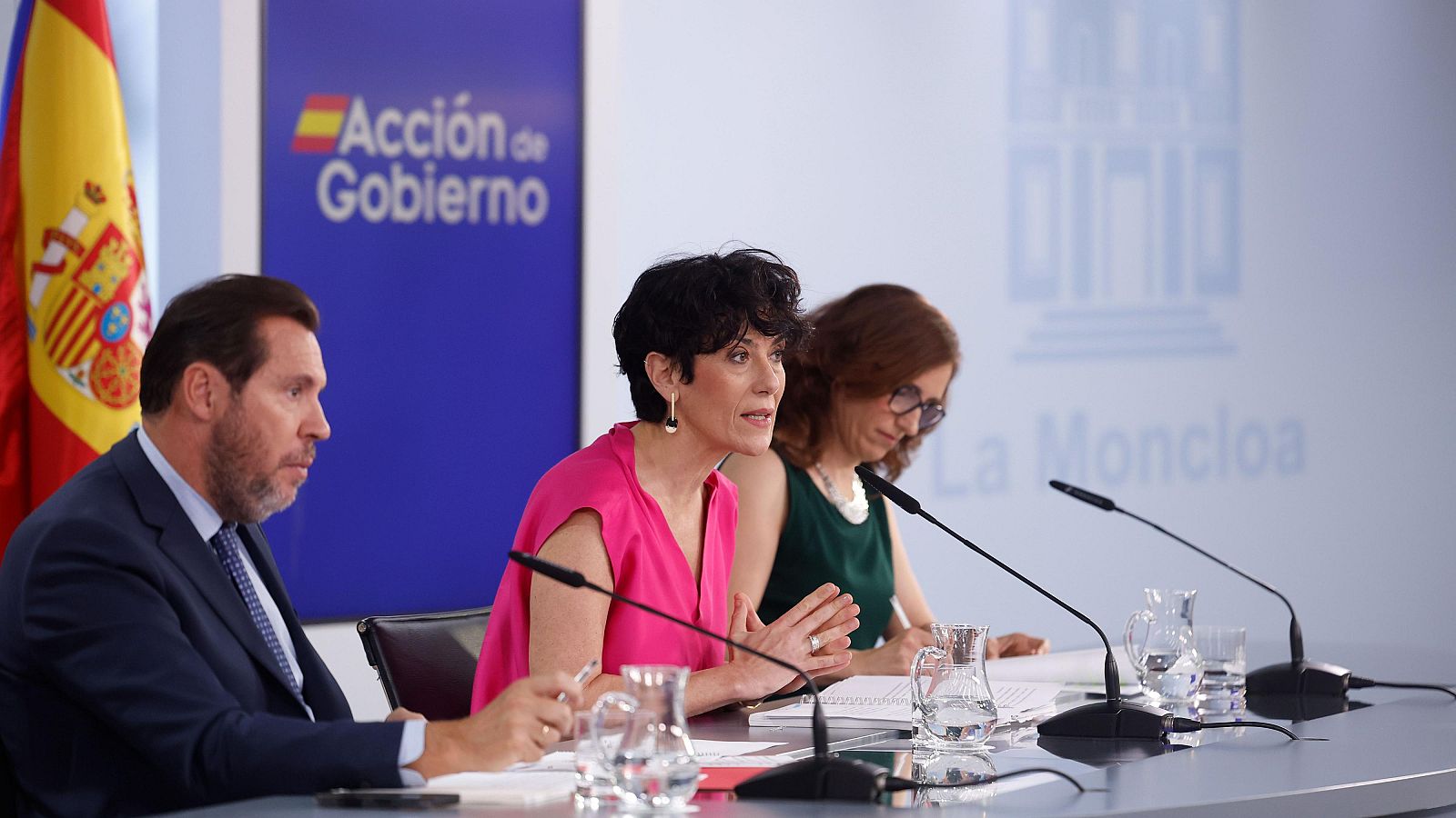 El ministro de Transportes y Movilidad Sostenible, Óscar Puente; la ministra de Inclusión, Seguridad Social y Migraciones y portavoz del Gobierno, Elma Saiz, y la ministra de Sanidad, Mónica García.