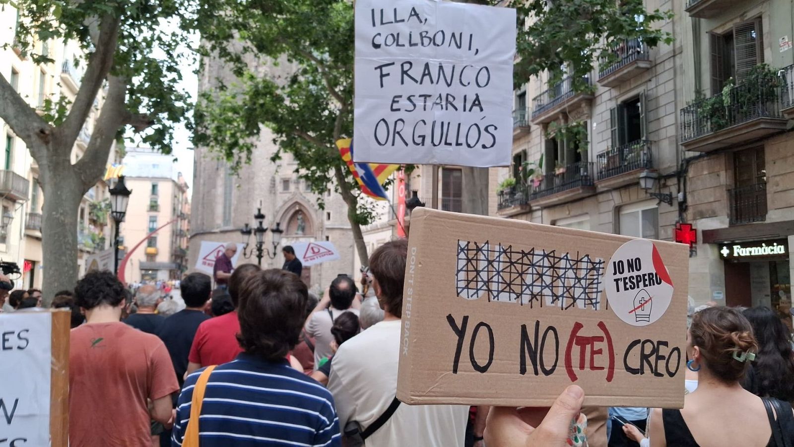 Concentración en Barcelona contra la visita del papa