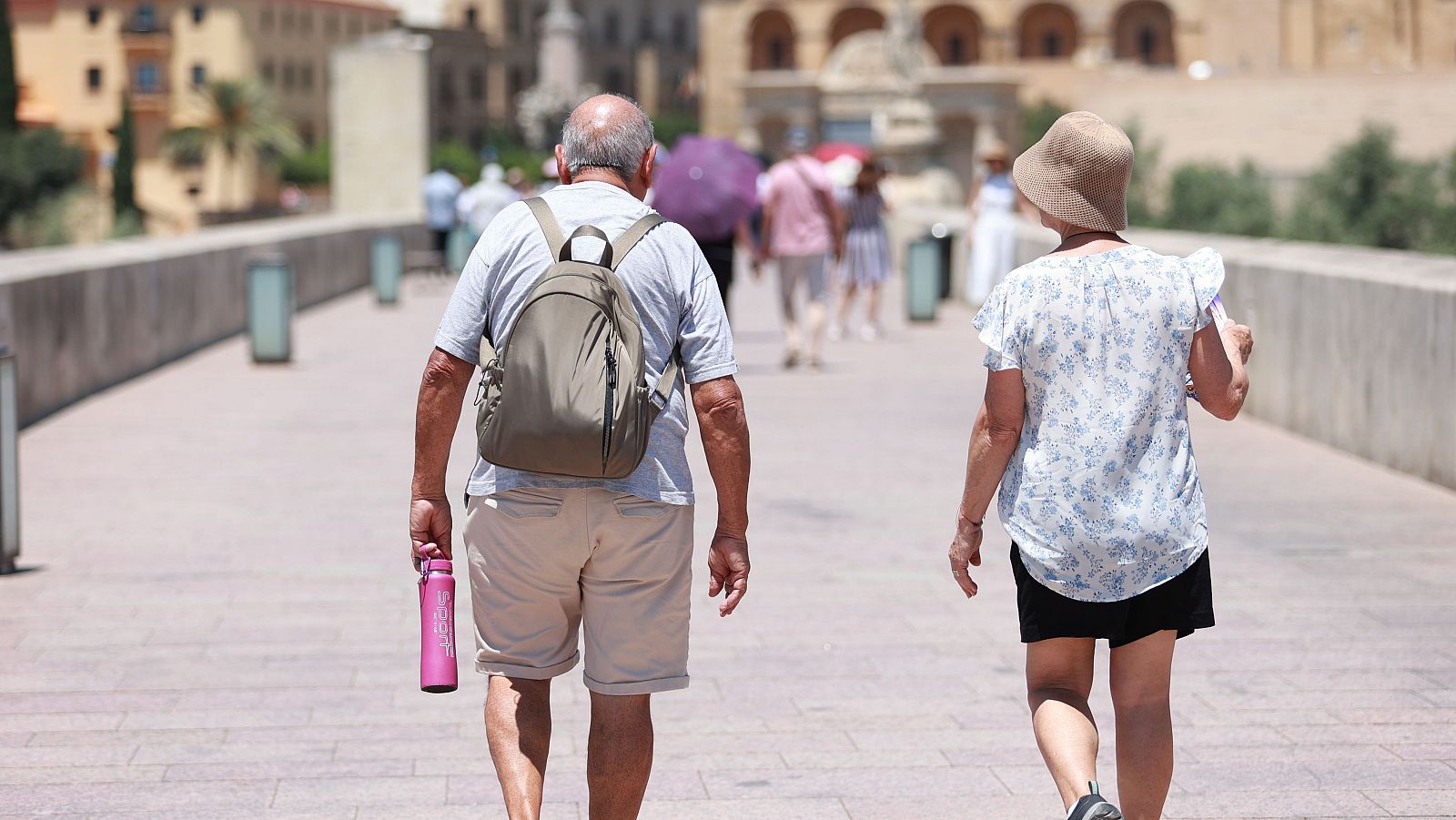 Unos turistas cruzan el Puente Romano de Córdoba.