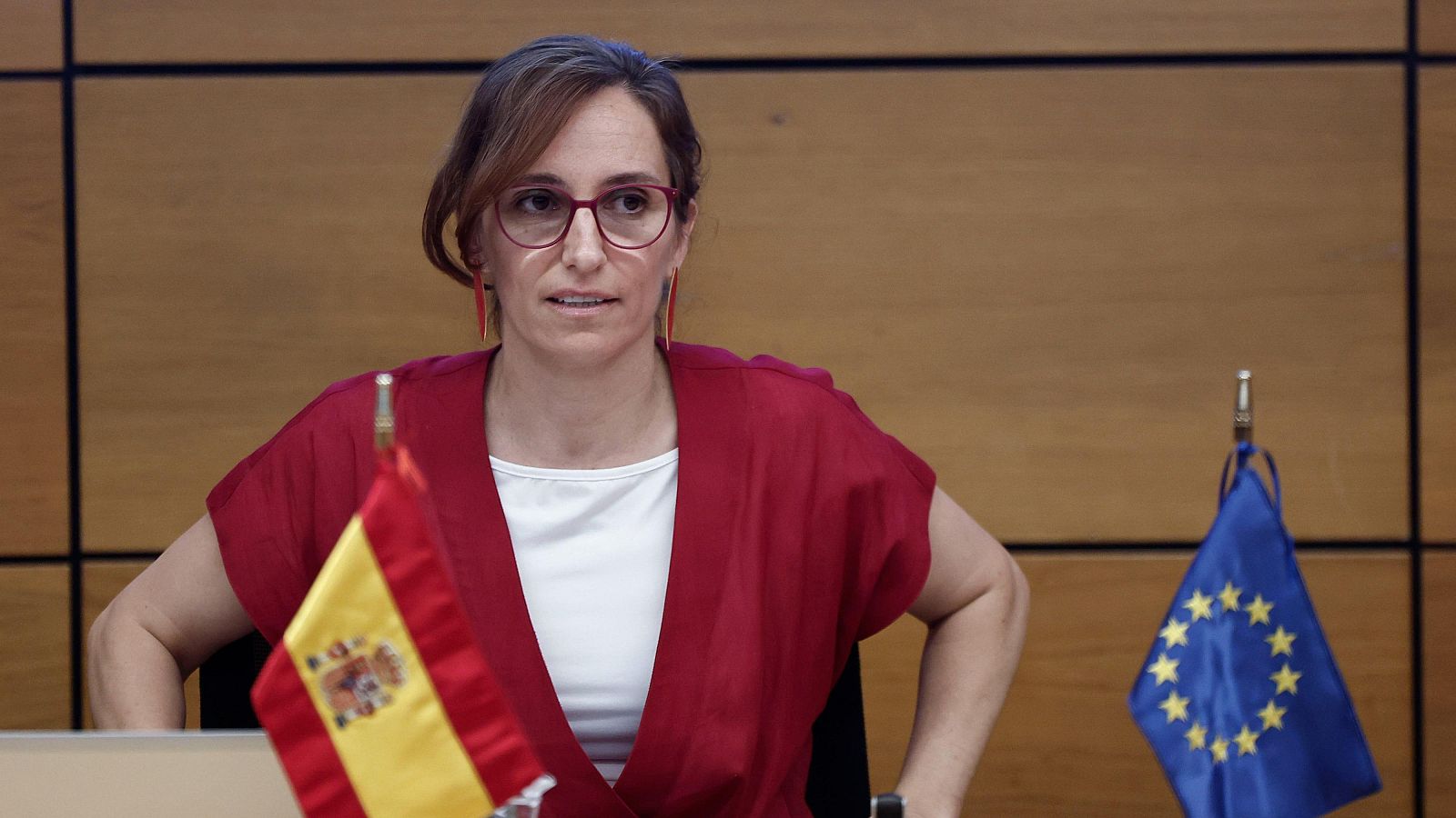 Mónica García dice que "materializar las mejoras en sanidad" corresponde a las comunidades, que piden un acuerdo estatal