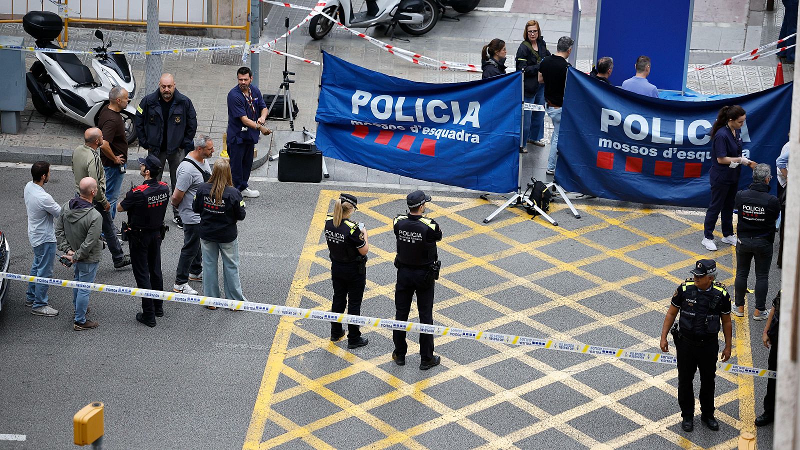 Cordón policial en la calle Balmes de Barcelona donde un hombre ha sido asesinado