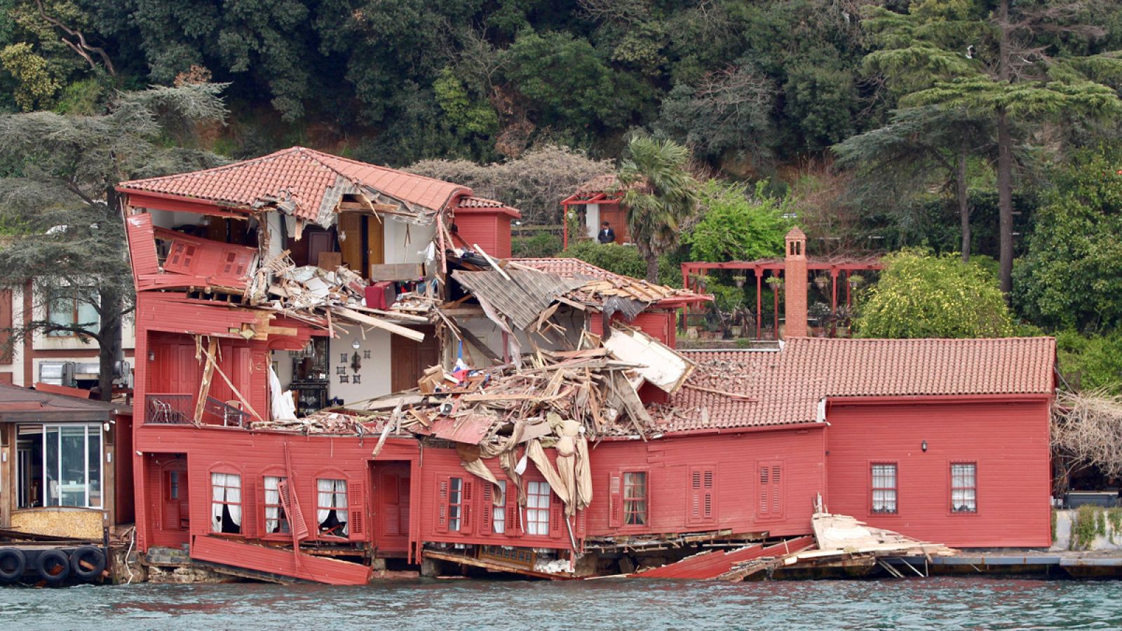 La mansión Hekimbasi Salih Efendi después de que el carguero Vitaspirit chocara contra el edificio