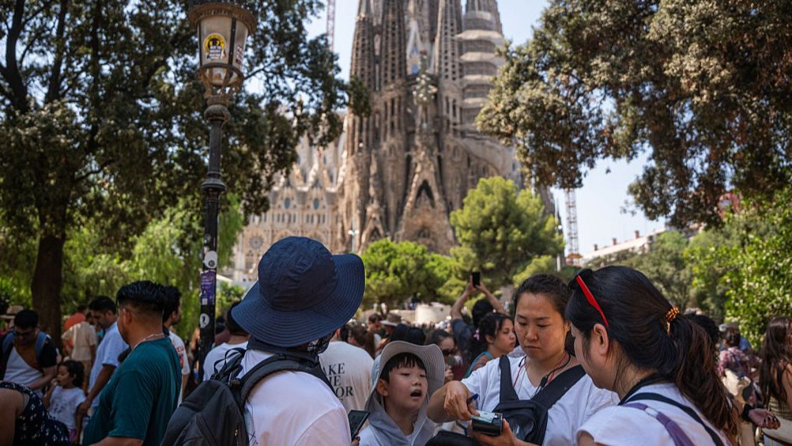 El papa en Sagrada Familia, un barrio ahogado por el turismo