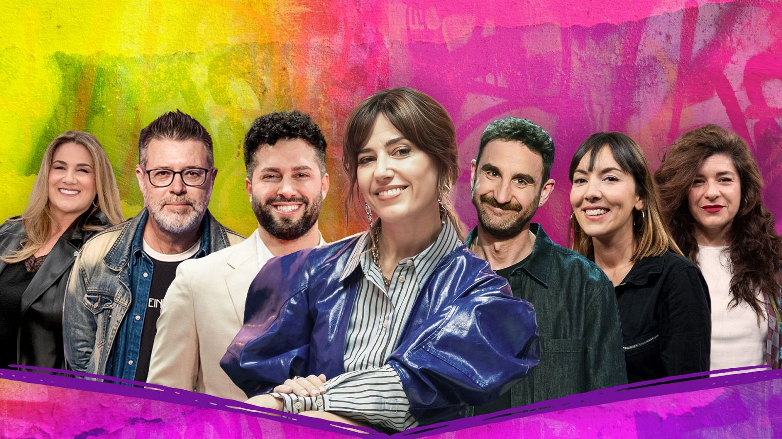 Retrato grupal de siete figuras públicas españolas, incluyendo a Henar Álvarez, Juan Sanguino, Alberto G. Palomo (Gonzo), Inés Hernand, Darío Eme Hache, Andrea Compton y Carolina Iglesias (Percebes y Grelos), posando sonrientes.
