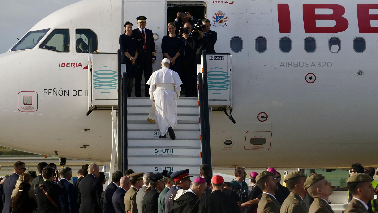 El papa Lleó XIV pujant a l'avió que el portarà a les Canàries.