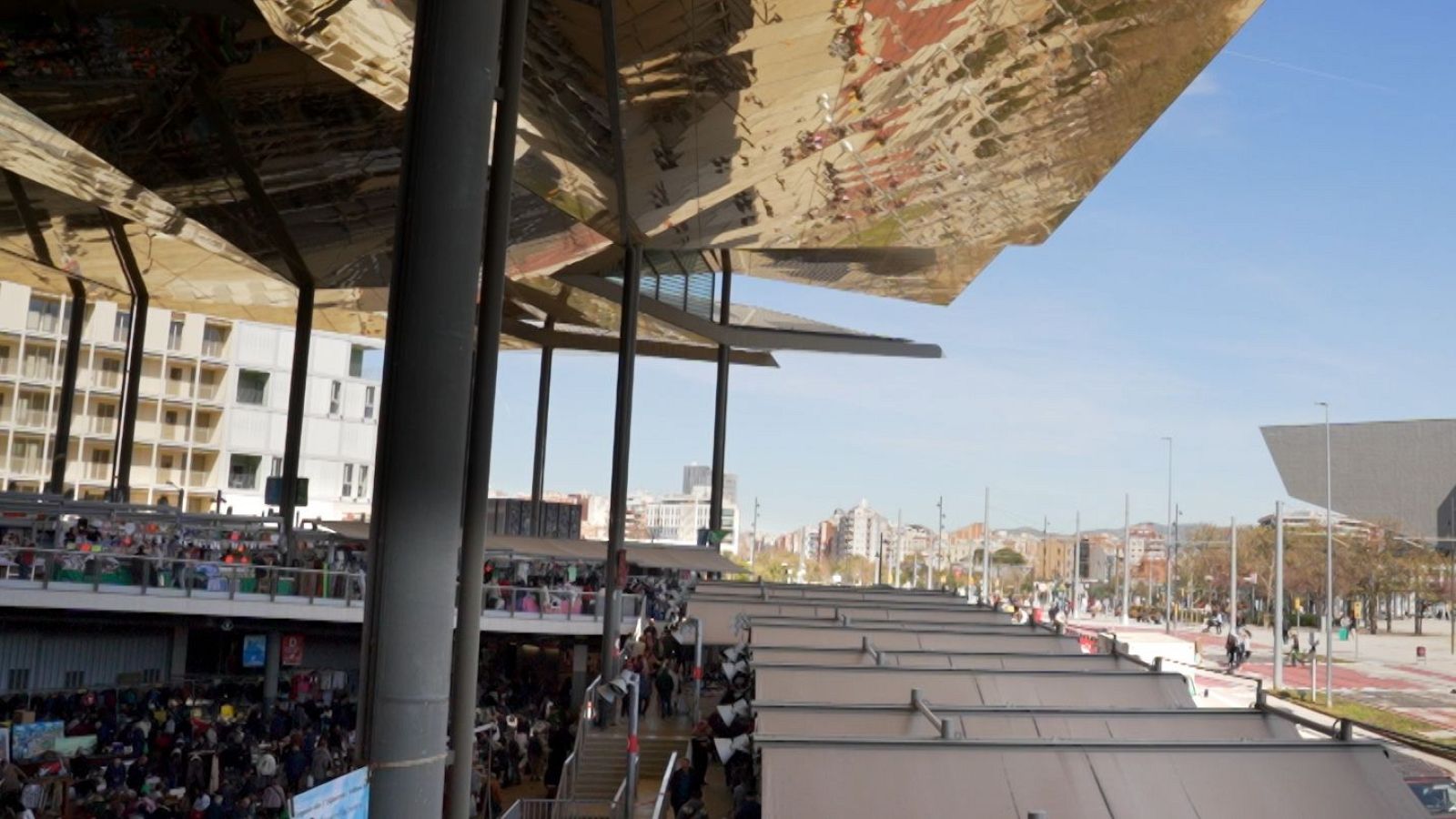 D'on surt la coberta de miralls dels Encants de Barcelona? | La 2Cat