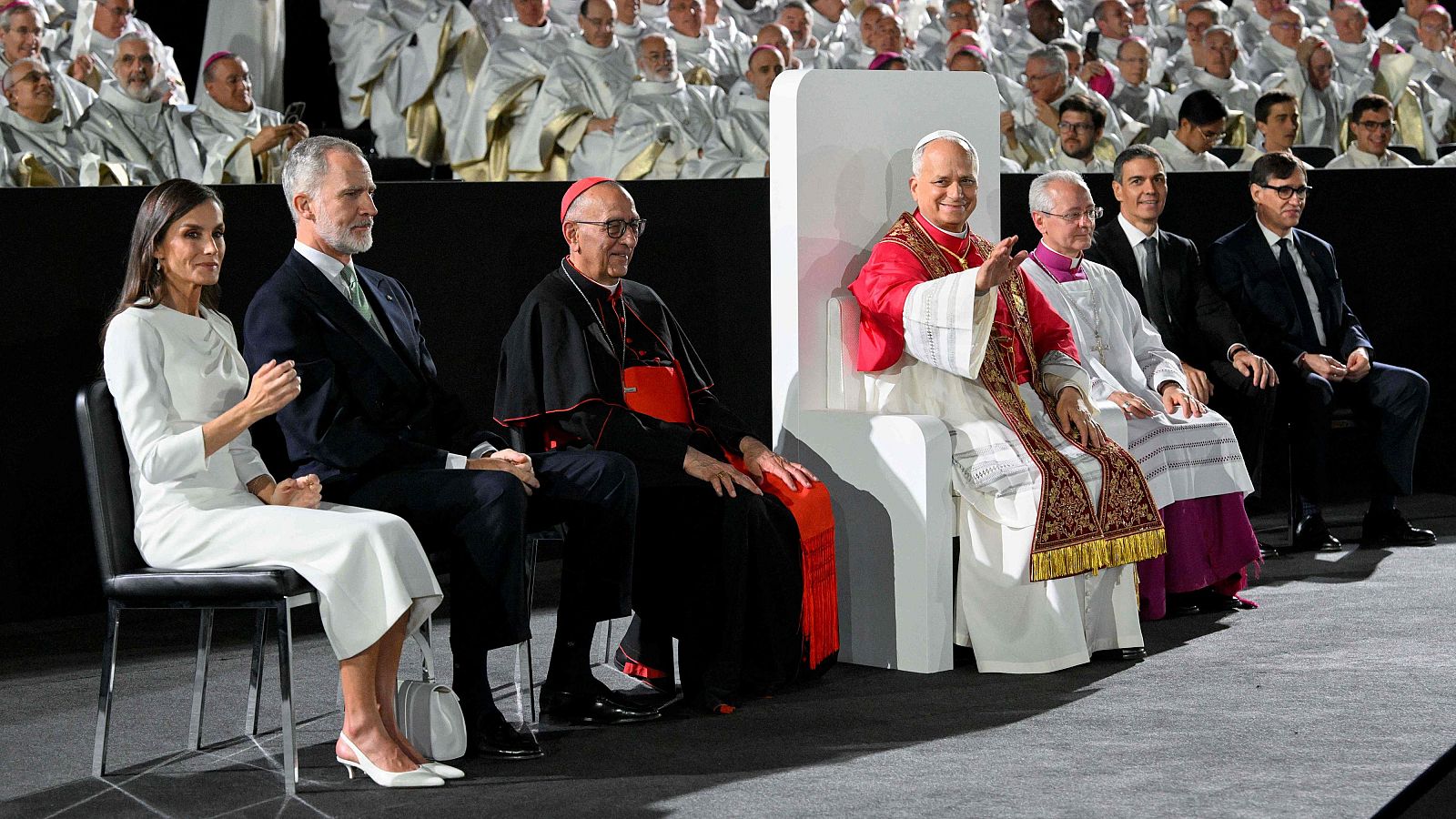 El papa Lleó XIV presidint la missa a la Sagrada Família al costat dels reis d'Espanya, el cardenal Omella i els presidents Sánchez i Illa