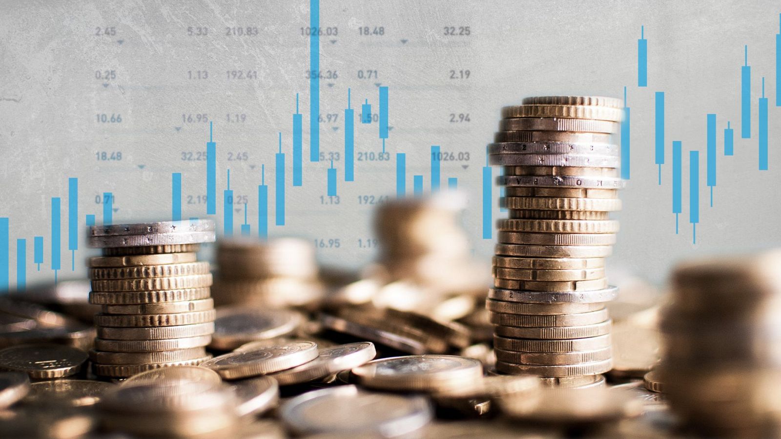 Monedas de euro y un gráfico financiero con barras azules ascendentes, junto a números que indican valores económicos.
