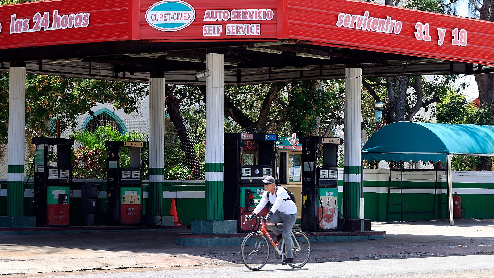 Gasolinera cerrada en Cuba