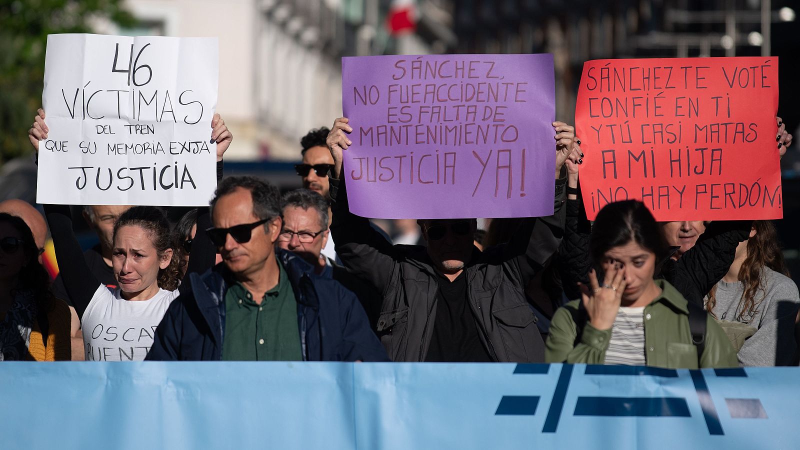 Manifestantes durante la concentración convocada por la Asociación Víctimas Descarrilamiento Adamuz frente al Congreso, a 15 de abril de 2025, en Madrid (España).