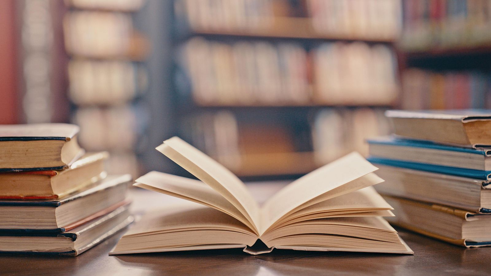 Un libro en una biblioteca