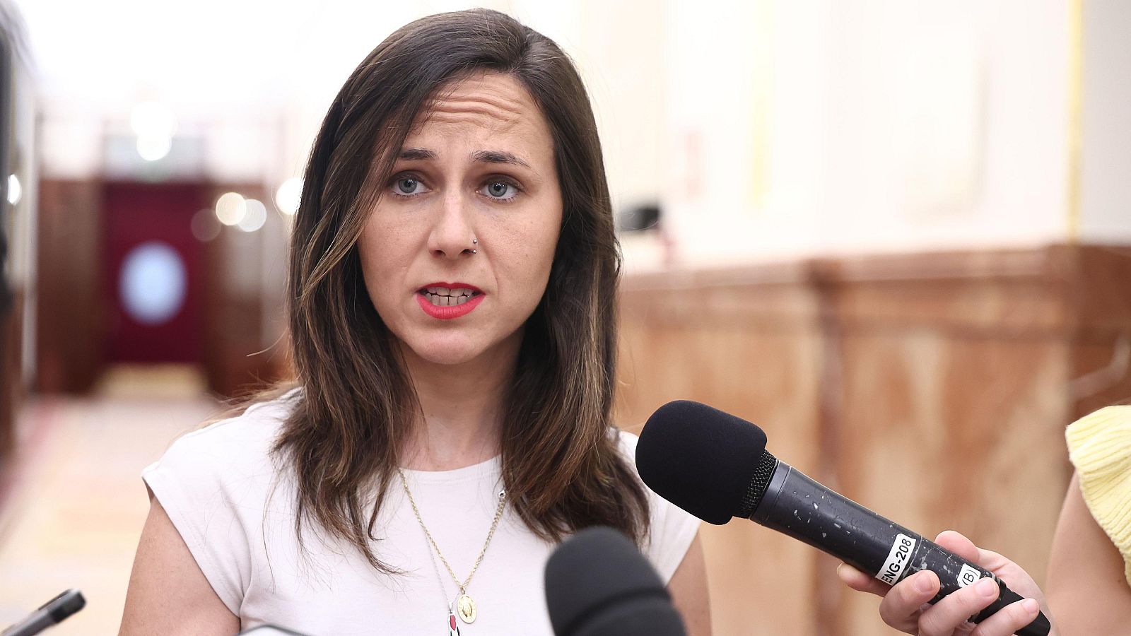 La secretaria general de Podemos, Ione Belarra, atiende a los medios durante un pleno en el Congreso