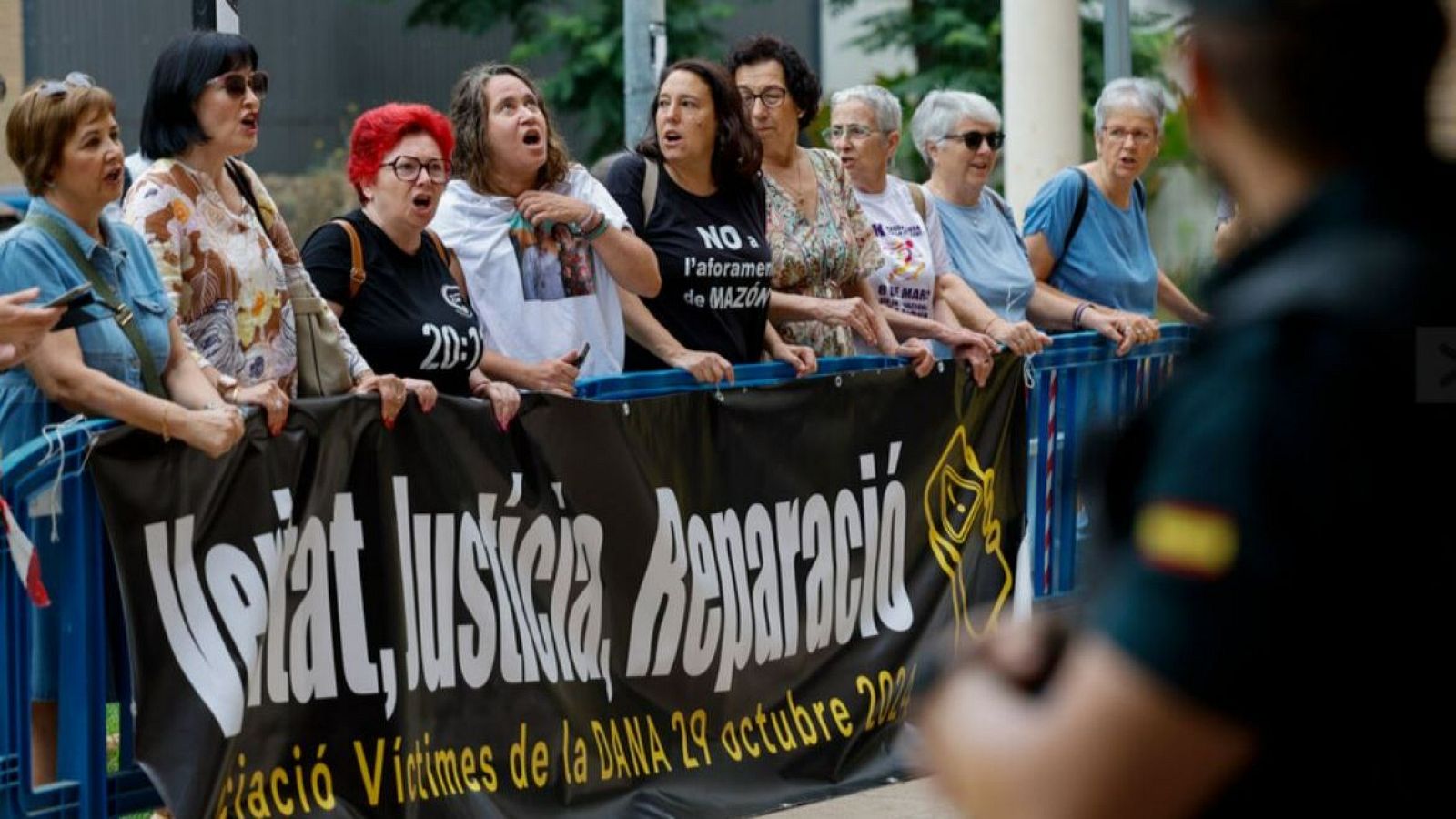 La asociación mayoritaria de víctimas de la dana pide amparo al Constitucional ante el aforamiento de Mazón Representantes de las principales asociaciones de víctimas de la dana se han concentrado este miércoles frente al juzgado de Catarroja