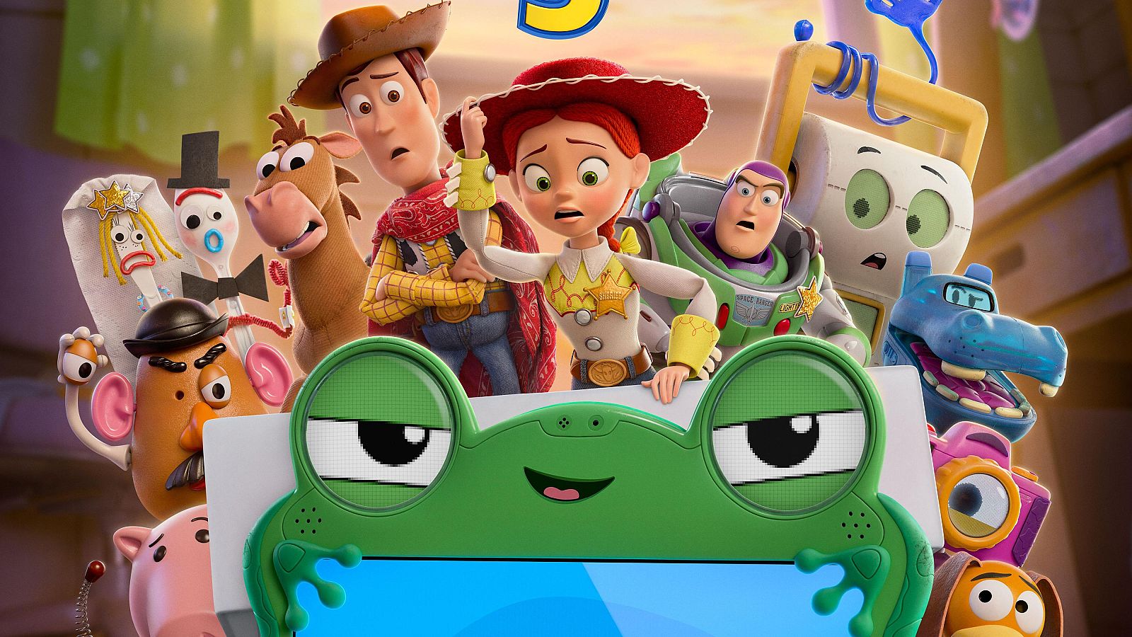 Cartel de "Toy Story 5" con Woody, Jessie, Buzz y otros juguetes sorprendidos. Un dispositivo en forma de rana verde con luz azul destaca en primer plano.